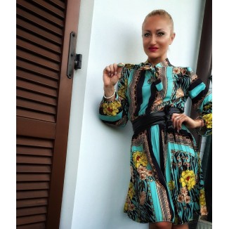 Abito corto a fantasia con maniche