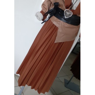 Gonna lunga a pieghe con cinturino |