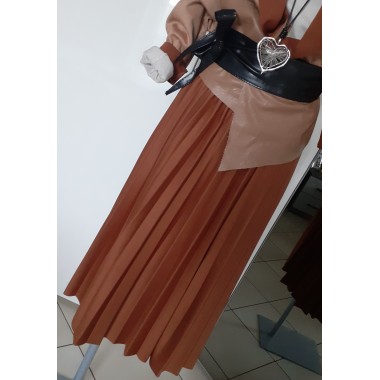 Gonna lunga a pieghe con cinturino |