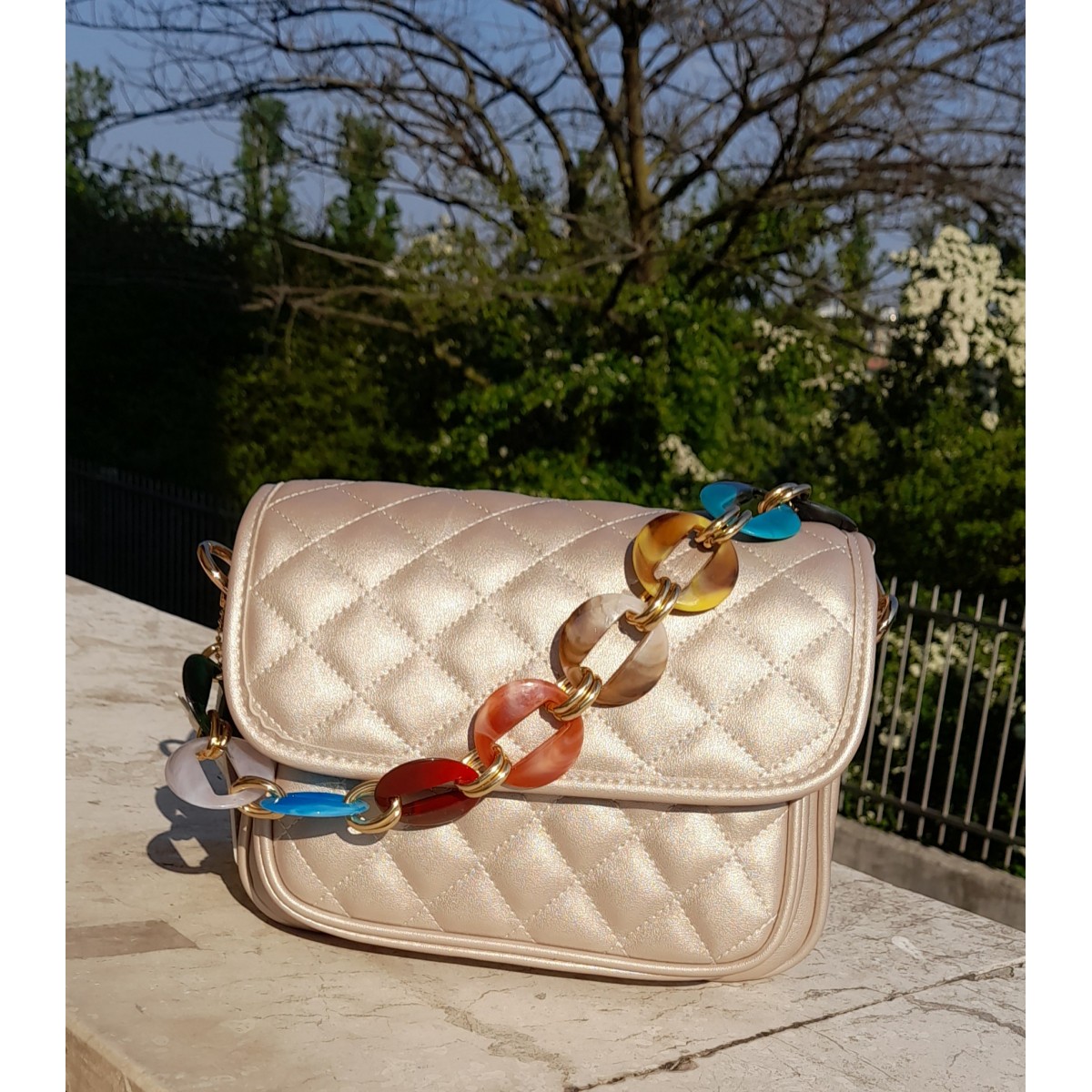 Mini borsetta con catena colorata |