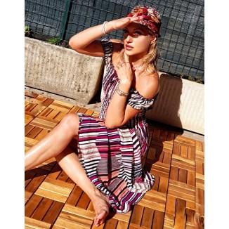 Abito lungo a righe con spalle scoperte