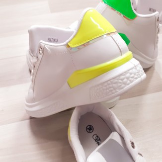 Sneakers con retro fluo | Fluo