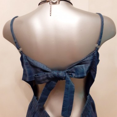 Abito in jeans leggero con schiena nuda