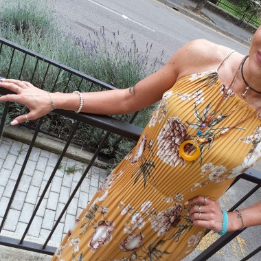 Abito lungo plissé giallo ocra |