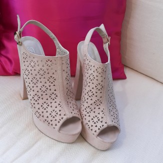 Scarpe traforate con tacco...