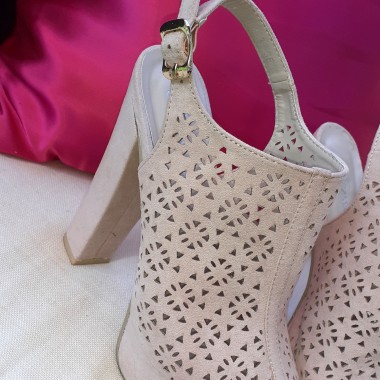 Scarpe traforate con tacco alto |